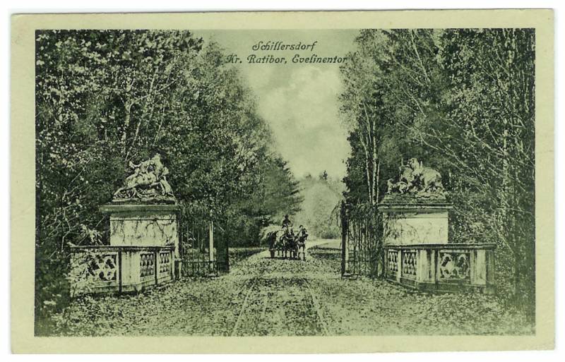 Evelinina brána se sousošími s motivy lovu na pohlednici z roku 1900